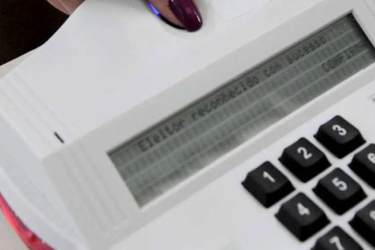 Urna biométrica: eleitores buscam informações sobre candidatos na internet (Antônio Cruz/AGÊNCIA BRASIL)
