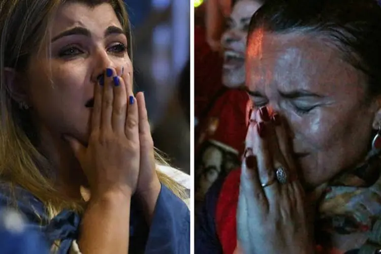 
	Eleitora de A&eacute;cio chora de tristeza, enquanto petista chora de alegria ap&oacute;s resultado das elei&ccedil;&otilde;es de 2014
 (Montagem com fotos de REUTERS e REUTERS)