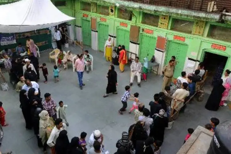 Eleitores indianos fazem fila para depositar seu voto em Nova Deli: Chana tem 39 esposas e 127 filhos e netos (Chandan Khanna/AFP)