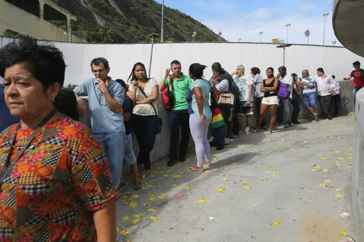 
	Eleitores formam fila para vota&ccedil;&atilde;o no Rio de Janeiro, durante as elei&ccedil;&otilde;es de ontem
 (Mario Tama/Getty Images)