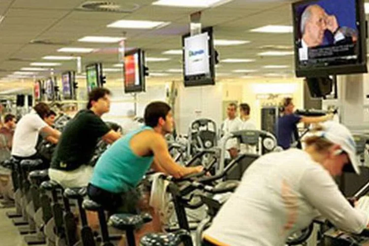 Aparelho instalado em academia: a Elemidia reúne cerca de 5.700 monitores instalados em mais de 1.600 estabelecimentos comerciais (.)
