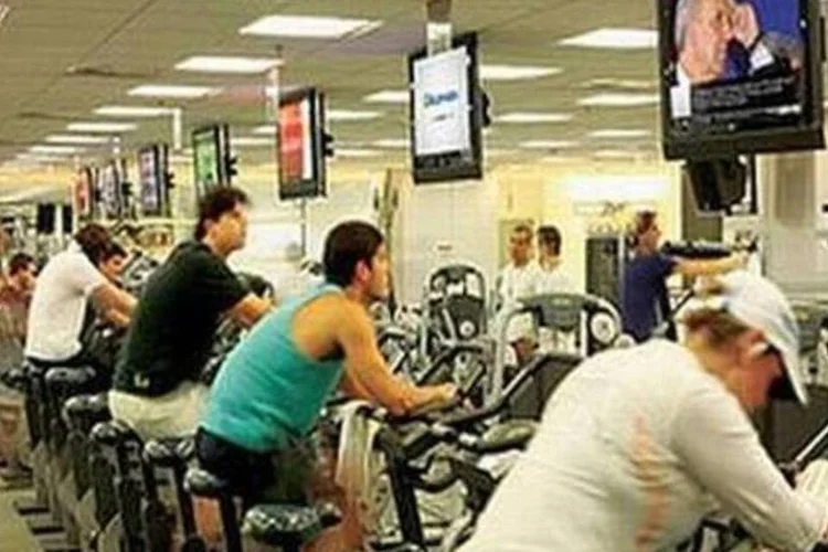 Aparelho instalado em academia: a Elemidia reúne cerca de 6.000 monitores instalados em mais de 1.600 estabelecimentos comerciais (Divulgação)