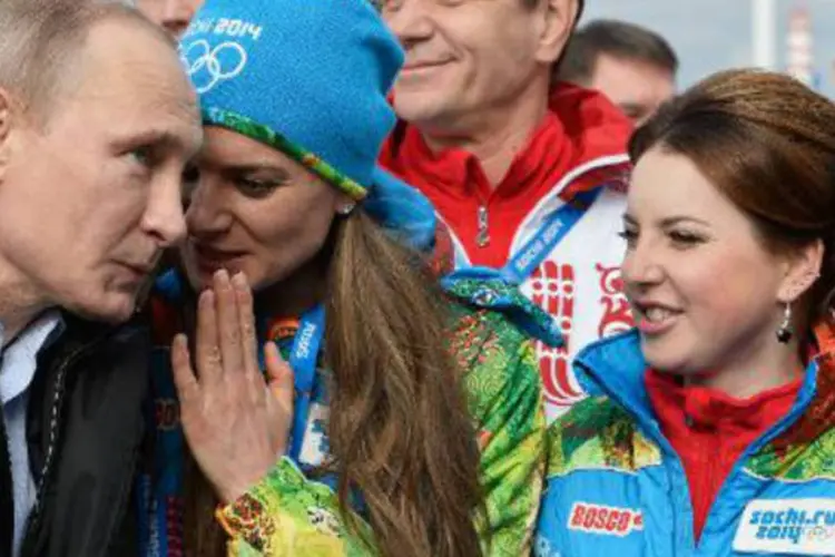 A atleta Elena Isinbayeva cochicha no ouvido de Vladimir Putin: Putin disse à equipe de seu país que muitos compatriotas esperam bons resultados (Pascal le Segretain/AFP)