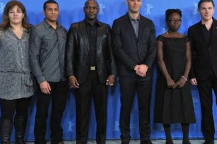 O diretor Kim Nguyen com atores e produtores do filme "Bruxa de Guerra" em Berlim (AFP / Gerard Julien)