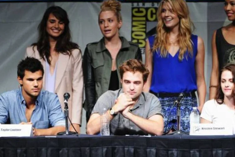 "A Saga Crepúsculo: Amanhecer - Parte 2" trará o desenlace do romance entre o vampiro Edward (Robert Pattinson) e a jovem Bella (Kristen Stewart) (Kevin Winter/Getty Images)