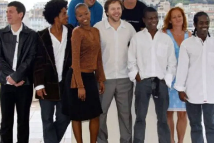 Parte do elenco do filme Cidade de Deus com os diretores Fernando Meirelles (centro) e Katia Lund (2ª à direita)