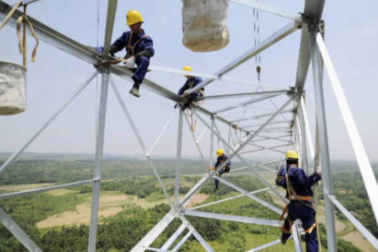 
	Trabalhadores reparam torre de eletricidade: &quot;a Aneel est&aacute; segura e consciente de sua decis&atilde;o e vai tentar reverter essa a&ccedil;&atilde;o na Justi&ccedil;a&quot;, afirmou diretor da ag&ecirc;ncia
 (REUTERS/Stringer/Files)