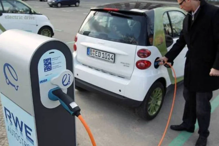 Motorista recarrega seu Smart elétrico (Getty Images)