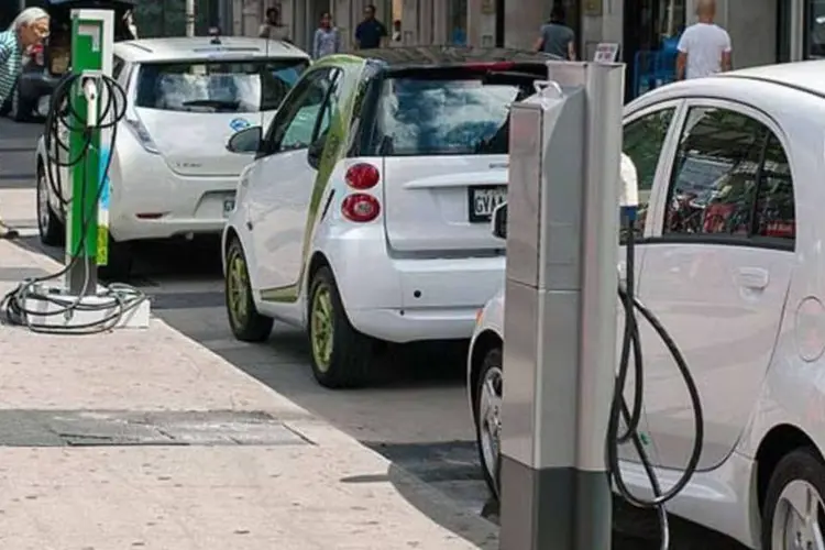 Carros elétricos: os governos pressionam por melhorias na infraestrutura que encorajariam os motoristas a mudar para carros elétricos (Wikimedia Commons/Wikimedia Commons)