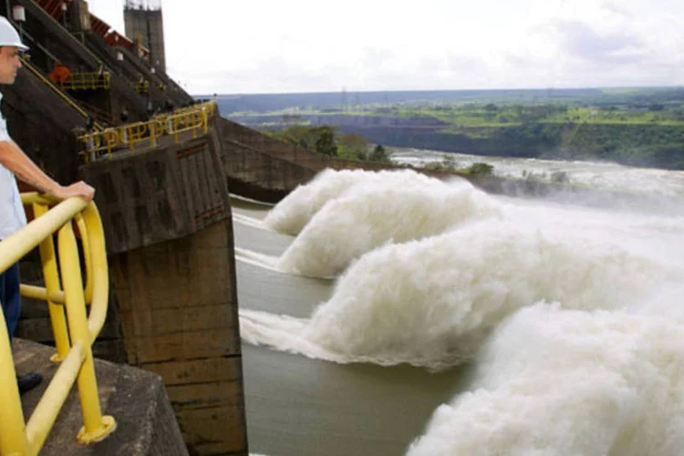 
	Vertedouro da Usina Itaipu, da Eletrobras: desembolsos em 2013 ficariam abaixo da proje&ccedil;&atilde;o inicial de R$ 13,8 bilh&otilde;es caso confirmado as estimativas&nbsp;
 (Divulgação)