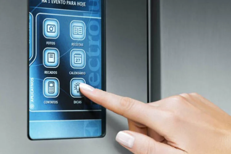 
	Geladeira da Electrolux: produtos da linha &quot;i-kitchen&quot; v&ecirc;m equipados com tecnologia de smartphone, como telas touchscreen, mem&oacute;rias carregadas de receitas e entrada USB
 (Divulgação)
