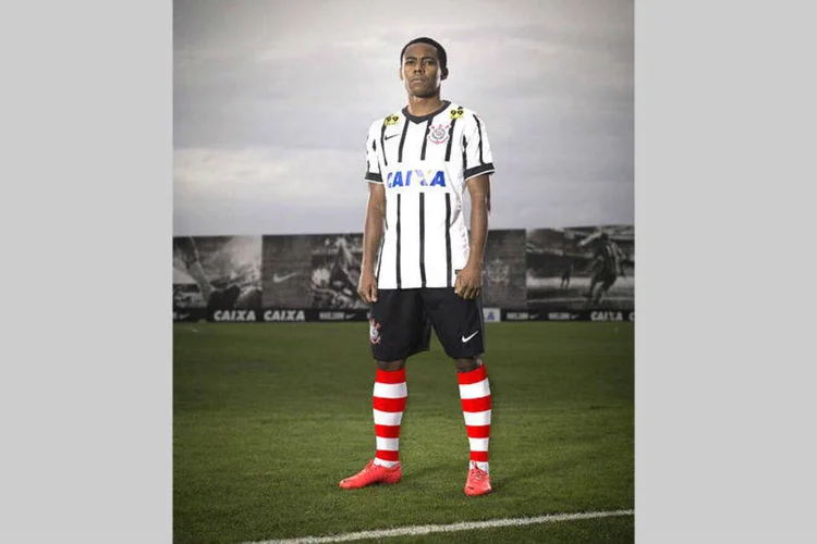 Elias, jogador do Corinthians: meião na cor vermelha em parceria com o McDonald's (Reprodução)