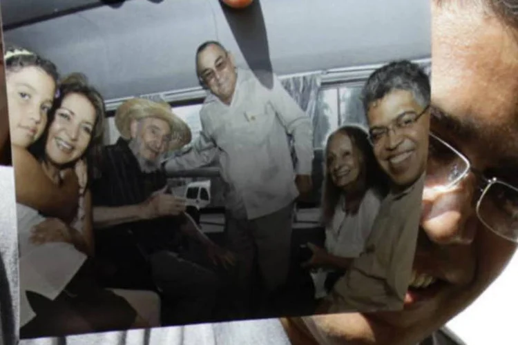
	Foto tirada com Fidel Castro este fim de semana: para ex-vice presidente da Venezuela, Elias Jaua, Castro est&aacute; bem de sa&uacute;de
 (REUTERS World)
