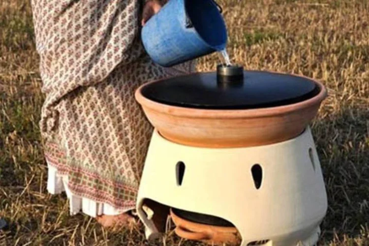 
	O aparelho funciona como um coador de cabe&ccedil;a para baixo capaz de dessalinizar a &aacute;gua salgada
 (Divulgação/Gabrielle Diamanti)