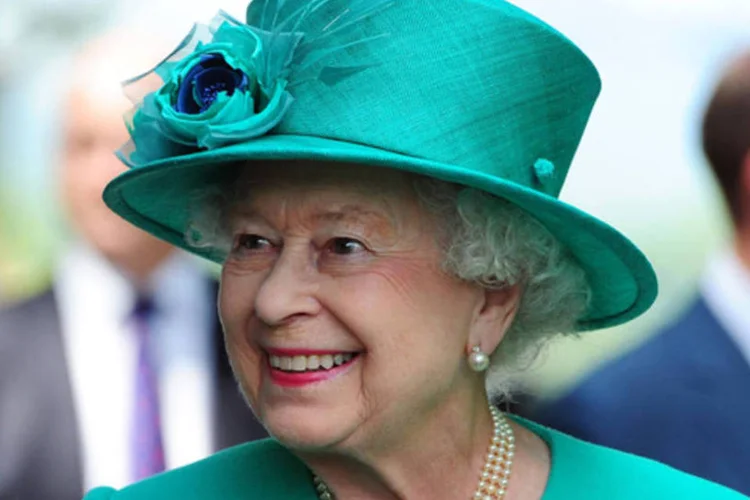 
	Rainha Elizabeth II: a rainha se encontrou com McGuinness durante uma visita a um teatro de Belfast em junho de 2012
 (REUTERS/Anna Gowthorpe/Pool)