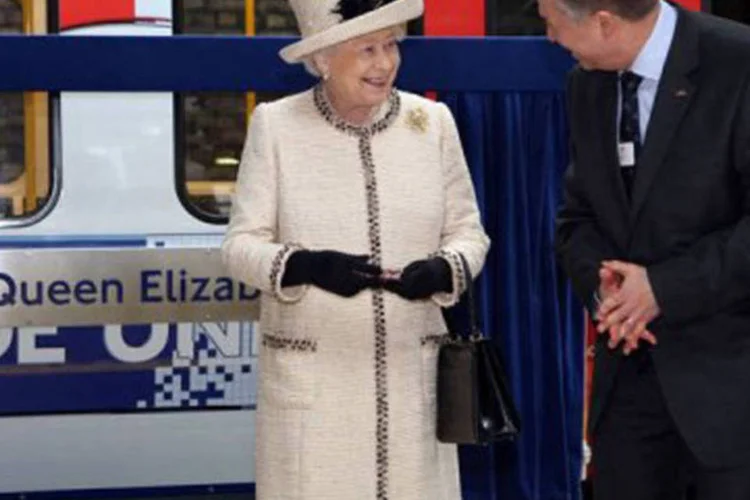 Elizabeth II visita uma estação de metrô, no centro de Londres: no dia 3 de março, Elizabeth II foi hospitalizada pela primeira vez em dez anos após uma gastroenterite. (©afp.com / Chris Radburn)