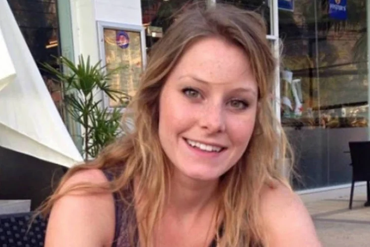 Elizabeth Gallagher: a estudante de 23 anos foi a escolhida para ganhar a passagem (Reprodução/Twitter/@quinnnnncy)
