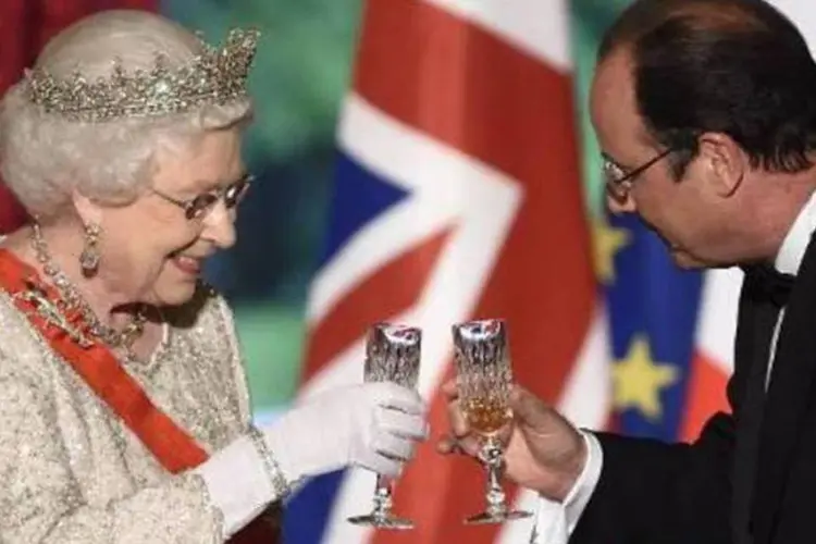 
	A rainha Elizabeth II brinda com o presidente franc&ecirc;s, Fran&ccedil;ois Hollande
 (POOL/AFP)