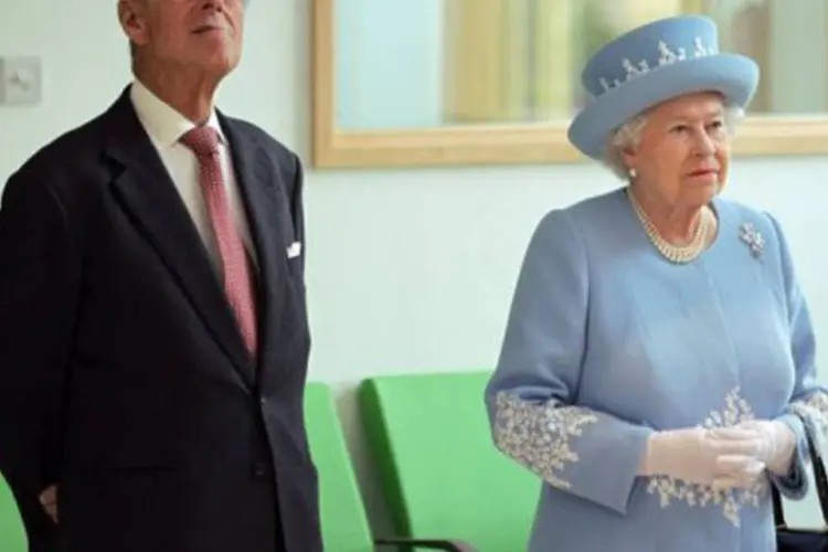 
	Rainha Elizabeth e Philip: em junho, o pr&iacute;ncipe permaneceu hospitalizado por cinco noites, o que fez com que perdesse parte das comemora&ccedil;&otilde;es do jubileu de diamante
 (Peter Muhly/AFP)