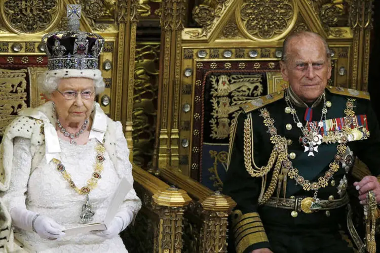 Rainha Elizabeth faz discurso ao lado do príncipe Phillip (REUTERS/Alastair Grant/Pool/Reuters)