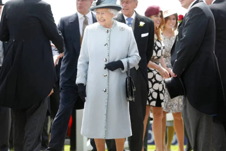  As ruas de Londres estão adornadas com bandeiras que levam o número 60 e a imagem de uma grande coroa (REUTERS/Andrew Winning)