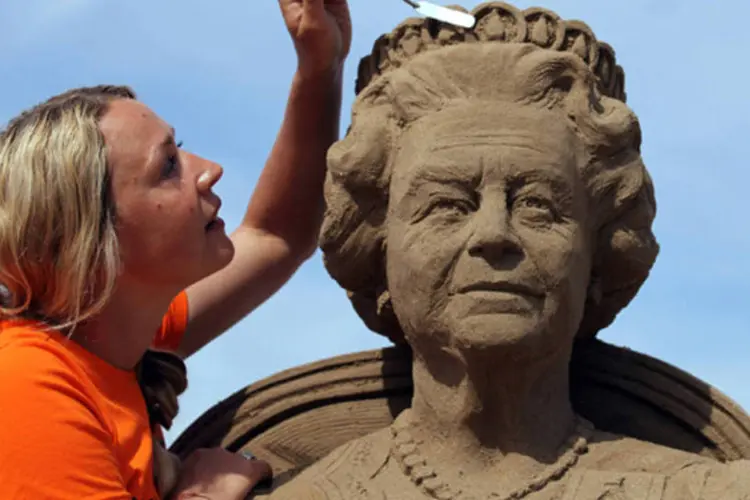 A rainha Elizabeth II da Inglaterra é retratada na areia pela artista Nicola Wood (Matt Cardy/ Getty Images)