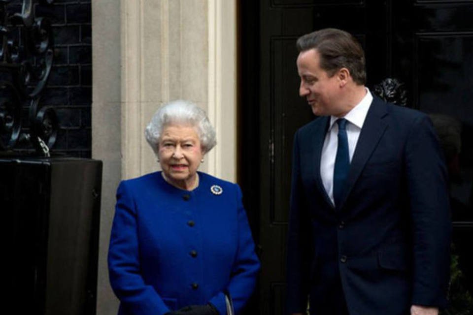 Cameron confirma a Elizabeth II sua intenção de renunciar