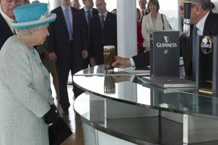 No segundo dia de visitas à cidade de Dublin, na Irlanda, Elizabeth II foi levada ao museu da cerveja Guinness (Getty Images)