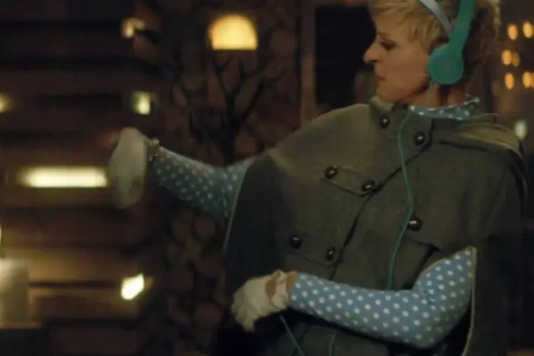 Ellen DeGeneres em comercial da Beats: enquanto fala das qualidades de personalização do serviço, Ellen aproveita para dançar um pouco – prática que se tornou uma marca registrada em seu programa (Reprodução/YouTube/Beats)