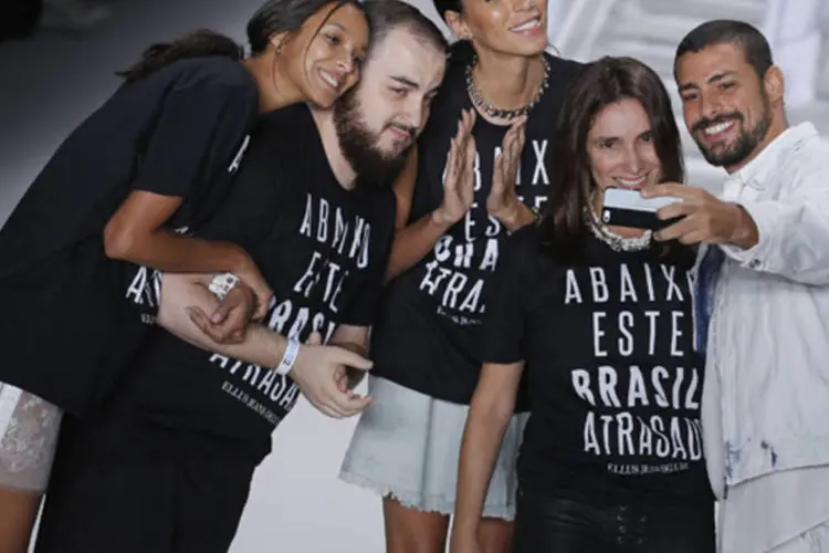 Ator Caua Reymond tira uma selfie com os estilistas Adriana Bozon e Rodolfo Sousa e as modelos Lais Ribeiro e Lea T. durante o desfile da Ellus na São Paulo Fashion Week (Nacho Doce/Reuters)