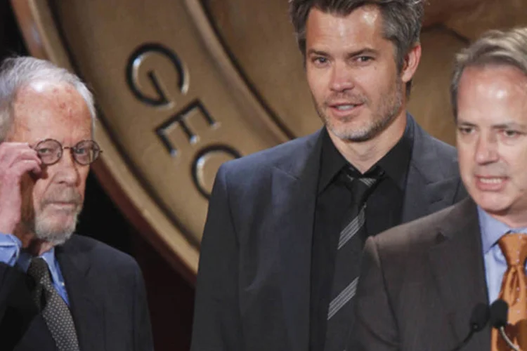 Elmore Leonard recebendo prêmio em 2011: "Elmore morreu esta manhã, às 7h15 em casa, cercado por sua amada família", diz comunicado em site (Lucas Jackson/Reuters)
