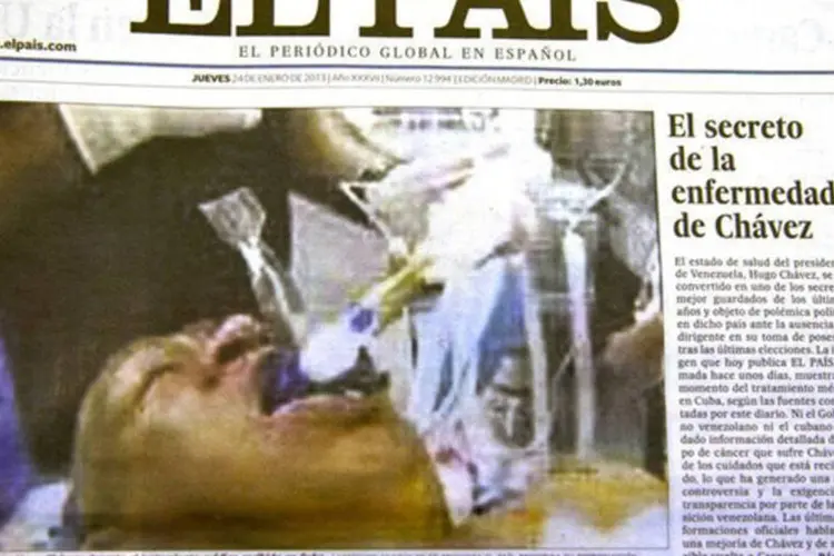 
	Capa do El Pa&iacute;s: a imagem de qualidade fraca mostrou a cabe&ccedil;a de um homem aparentemente sobre uma cama de hospital com tubos em sua boca
 (AFP/ Dominique Faget)