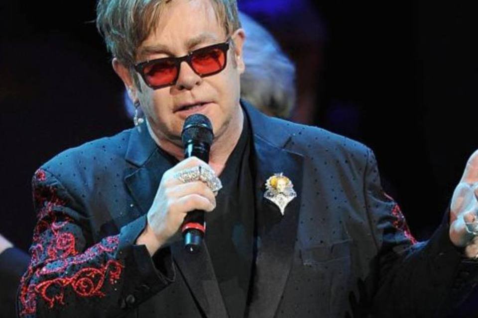 Elton John quer que trote coloque preconceito em destaque