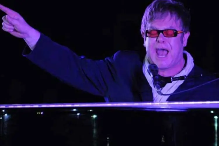 
	Elton John: &quot;fa&ccedil;amos este homem santo j&aacute;&quot;
 (Getty Images)