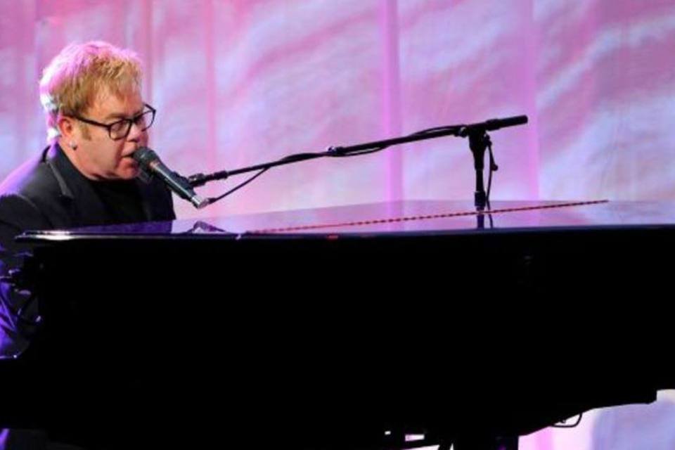Baixista de Elton John é achado morto; suspeita é suicídio