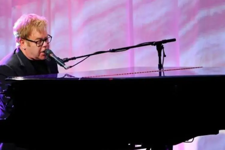 Elton John uniu-se à dupla australiana de eletrônico Pnau para a canção "Good Morning To The Night", dando a sua coletânea dos anos 70 uma atmosfera moderna de verão (Jemal Countess/Getty Images)