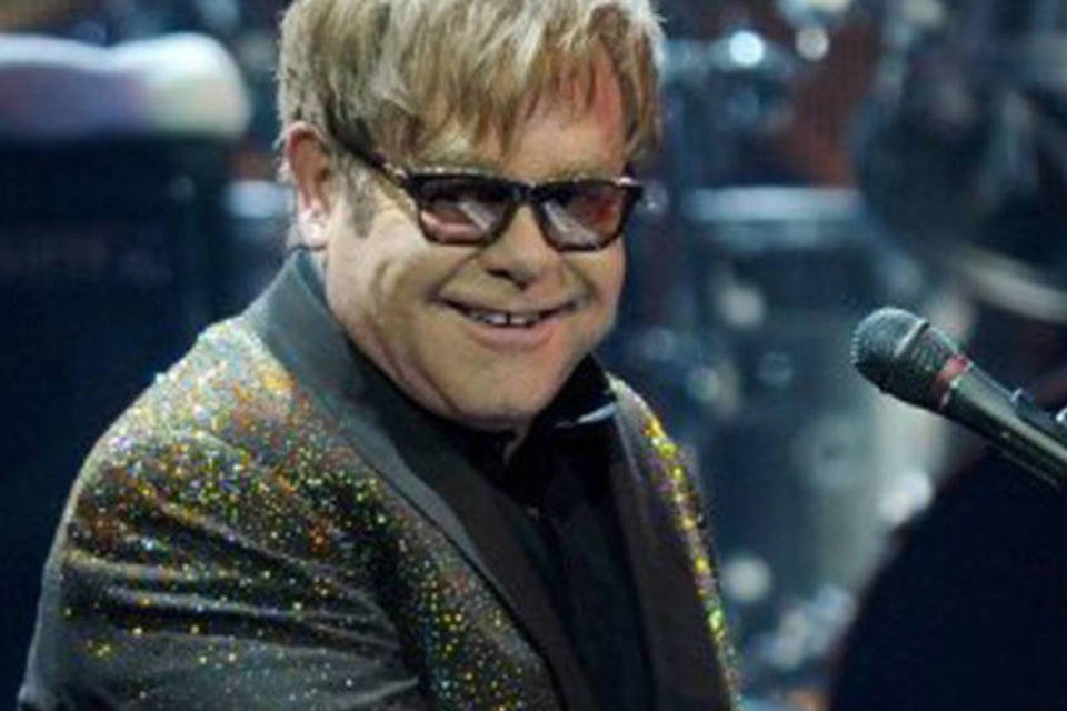 Elton John marca casamento após lei de união homossexual