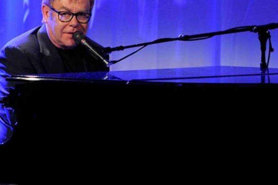 Elton John ao piano (Getty Images)