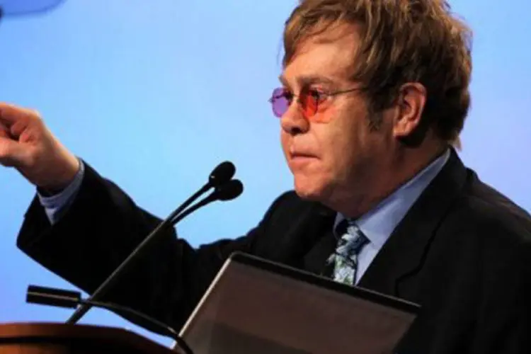 O cantor britânico Elton John discursa na conferência: a vergonha e o estigma estão "matando as pessoas em todo o mundo agora mesmo", afirmou (©AFP/Getty Images / Alex Wong)