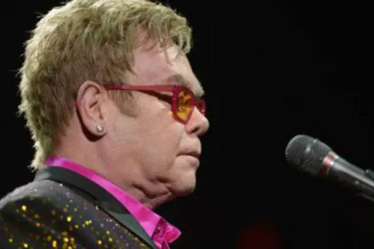 
	Elton John: comunicado foi divulgado um m&ecirc;s depois de ele ter se apresentado no pa&iacute;s e tr&ecirc;s dias depois de o presidente Putin declarar que a R&uacute;ssia acolhe os gays
 (AFP)