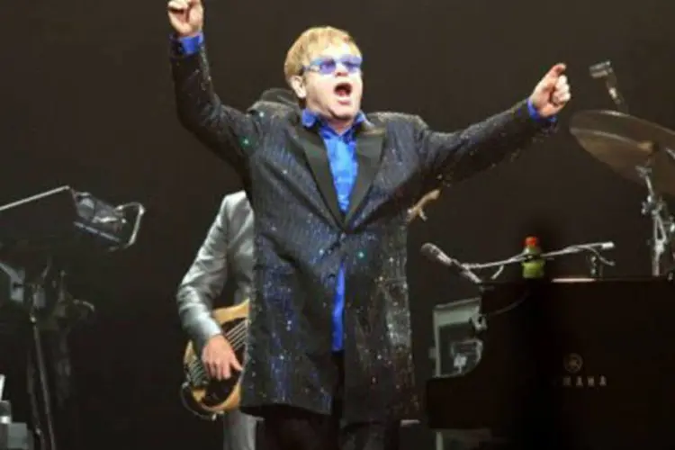 O cantor Elton John se apresenta em Pequim: o público não reagiu ao gesto do cantor inglês mas adorou "cada minuto" do espetáculo, disse um espectador (©AFP / Str)