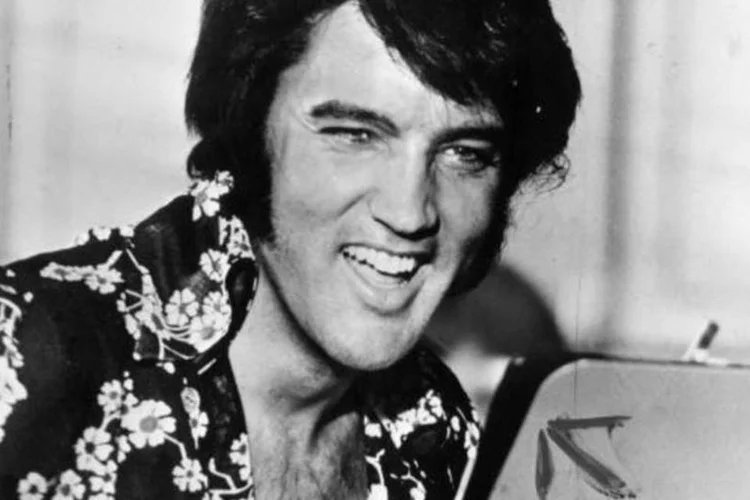 
	Elvis Presley: quase 40 anos ap&oacute;s sua morte, Elvis se tornou o artista solo masculino com mais discos na primeira posi&ccedil;&atilde;o na Gr&atilde;-Bretanha na semana passada
 (GettyImages/Getty Images)