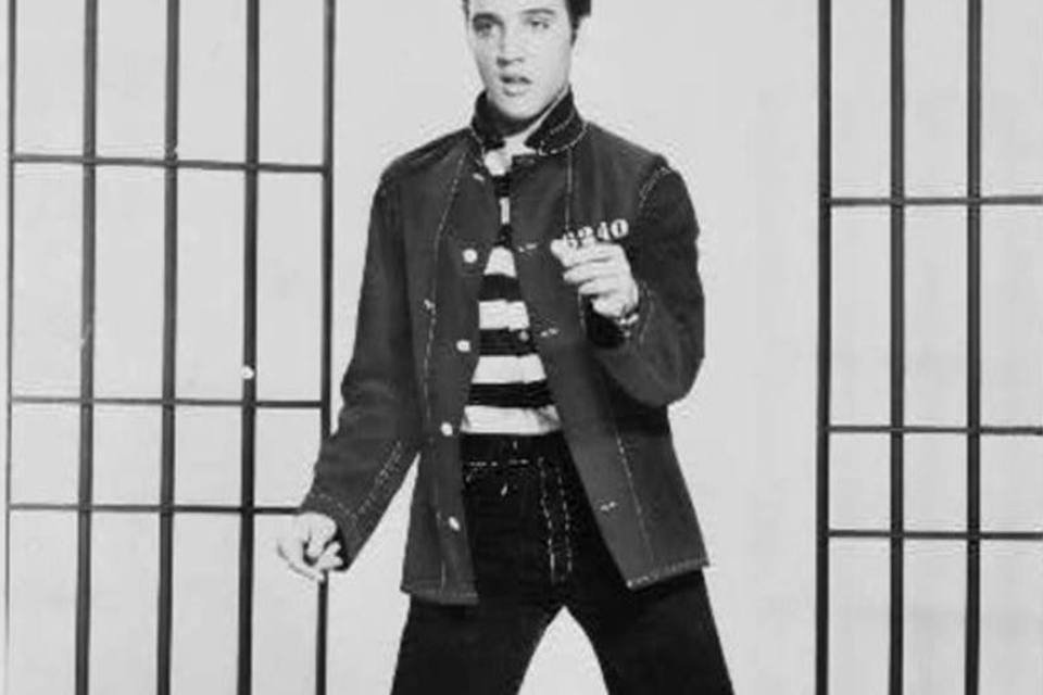 Elvis Presley volta ao topo da parada de discos britânica