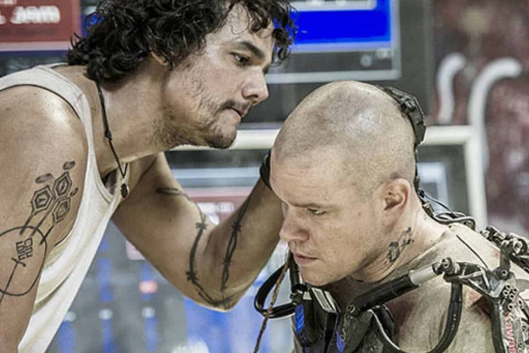 Wagner Moura contracena com o ator americano Matt Damon durante trecho do filme "Elysium" (Divulgação)