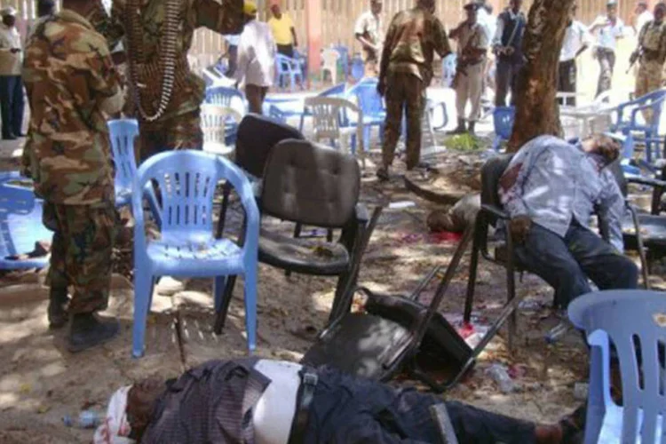 Em frente ao teatro, as ambulâncias levavam os feridos mais graves e as pessoas ensanguentadas eram atendidas no local (©AFP / Mohamed Abdiwahab)