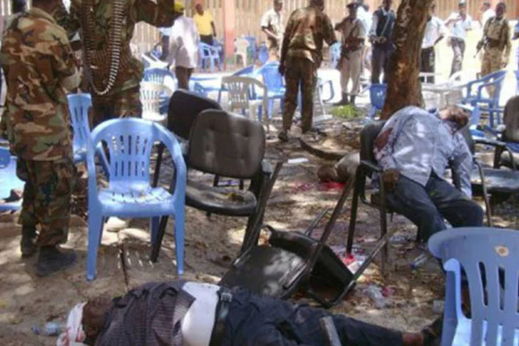 Em frente ao teatro, as ambulâncias levavam os feridos mais graves e as pessoas ensanguentadas eram atendidas no local
 (Mohamed Abdiwahab/AFP)