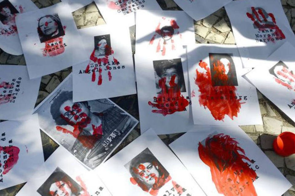 Ato relembra tortura com fotos de presas políticas