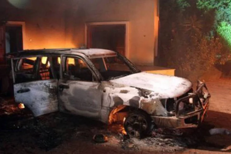 
	Fuma&ccedil;a sai de carro e de pr&eacute;dio do consulado dos EUA em Benghazi, na L&iacute;bia, ap&oacute;s inc&ecirc;ndio: o presidente do Congresso L&iacute;bio definiu o ataque como &quot;criminoso e covarde&quot;
 (AFP)