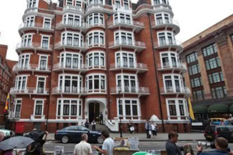 
	A embaixada do Equador em Londres: a embaixada deve decidir hoje sobre o pedido de Assange de asilo pol&iacute;tico
 (Will Oliver/AFP)