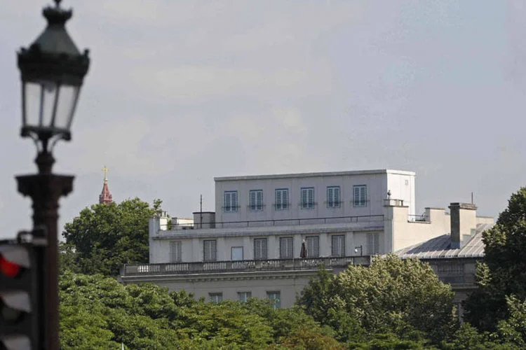 
	De acordo com o jornal &quot;Lib&eacute;ration&quot;, o terra&ccedil;o da embaixada dos Estados Unidos em Paris escondia uma esta&ccedil;&atilde;o de escuta da NSA
 (REUTERS/John Schults)